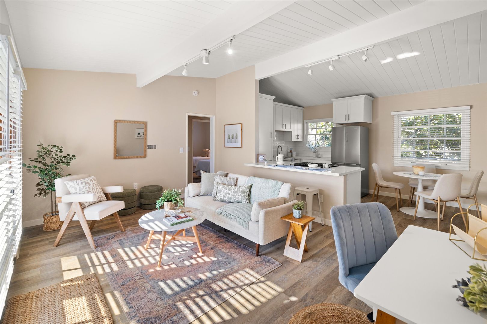 SHARED BEDROOM--$1395/BEDSPACE Shared QUAD 2bd/1ba Apartment --Beachside Living, BY-THE-BED Leasing--SHARED BEDROOM 2 Bedroom/1 Bathroom Fully Furnished Apartment